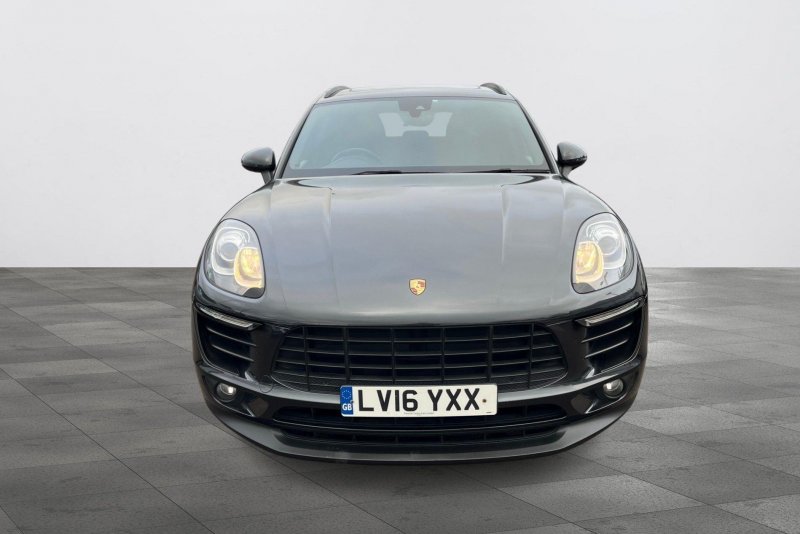 PORSCHE MACAN