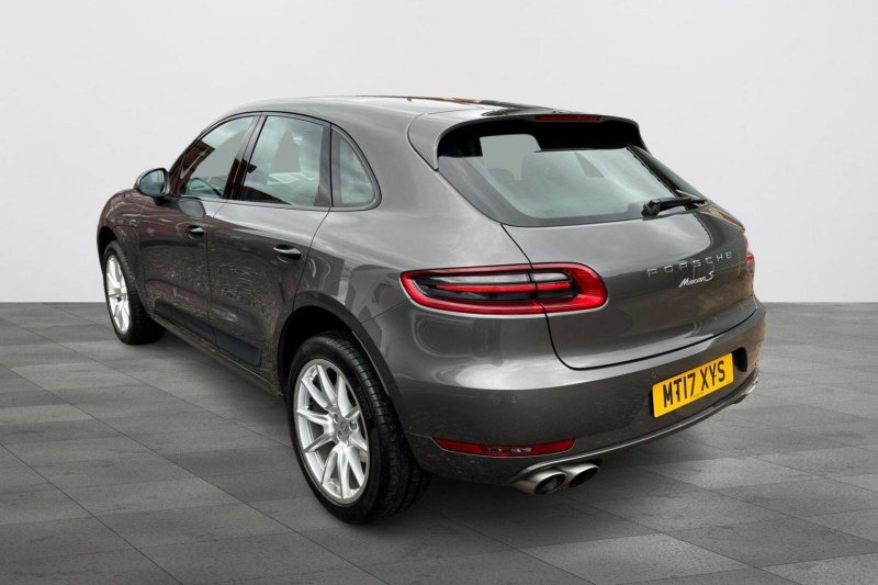 PORSCHE MACAN