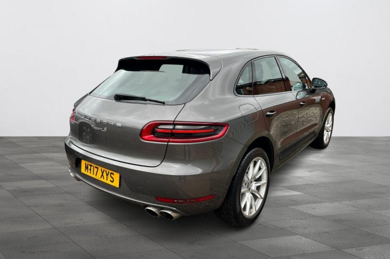 PORSCHE MACAN