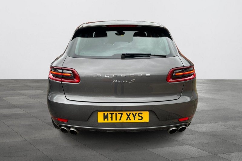 PORSCHE MACAN