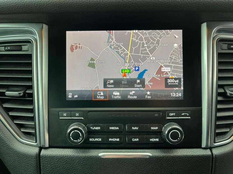 PORSCHE MACAN