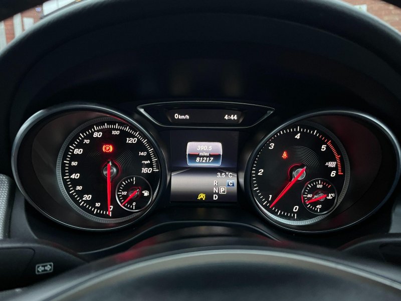 MERCEDES-BENZ CLA