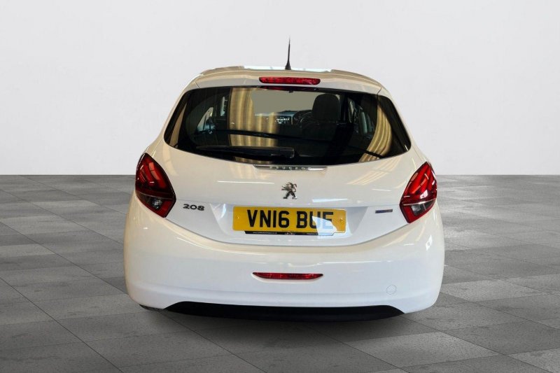 PEUGEOT 208